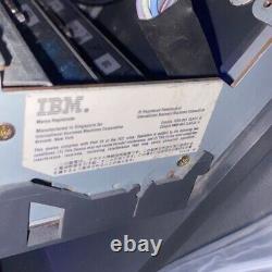Terminal IBM Sure POS 4840-532 avec écran tactile, affichage du clavier à pôle et tiroir-caisse.